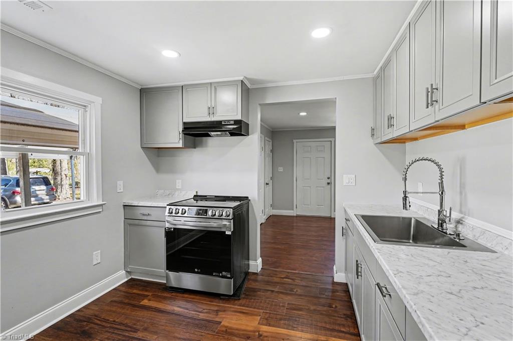 504 Ellwood Drive High Point, NC 27260 - Photo 3 of 27