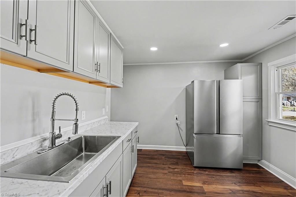 504 Ellwood Drive High Point, NC 27260 - Photo 4 of 27