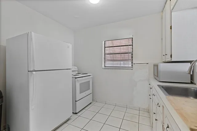 a view of livingroom with furniture