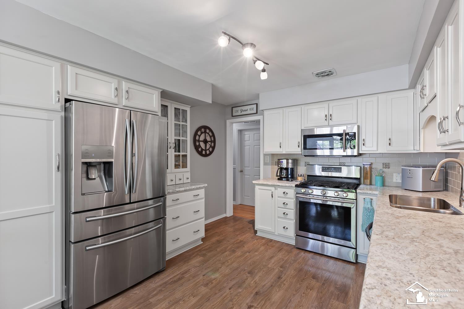 4912 Valley Road Trenton, MI 48183 - Photo 5 of 43