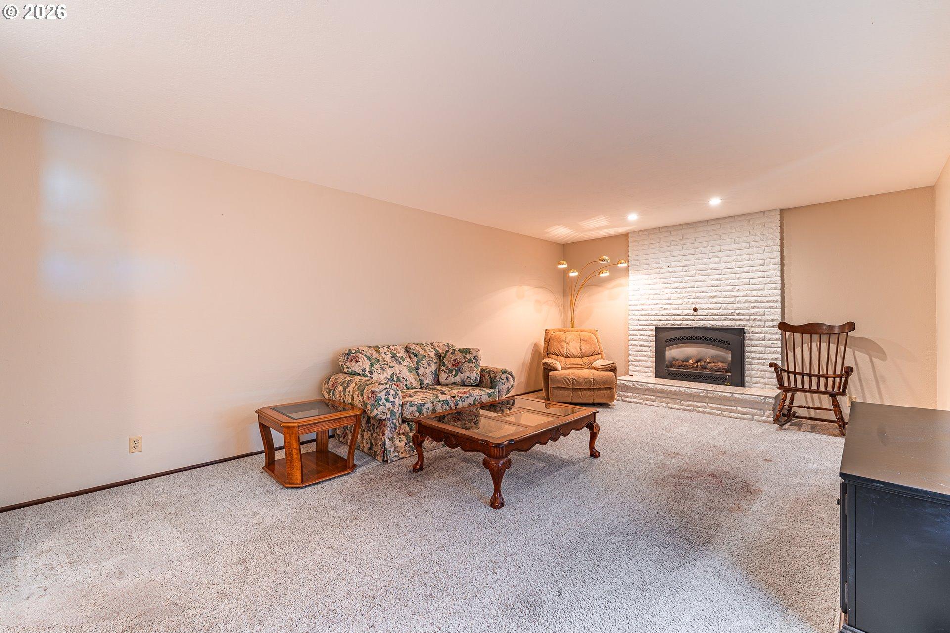 2053 Firth Avenue Springfield, OR 97477 - Photo 6 of 29 Gallery Image 6