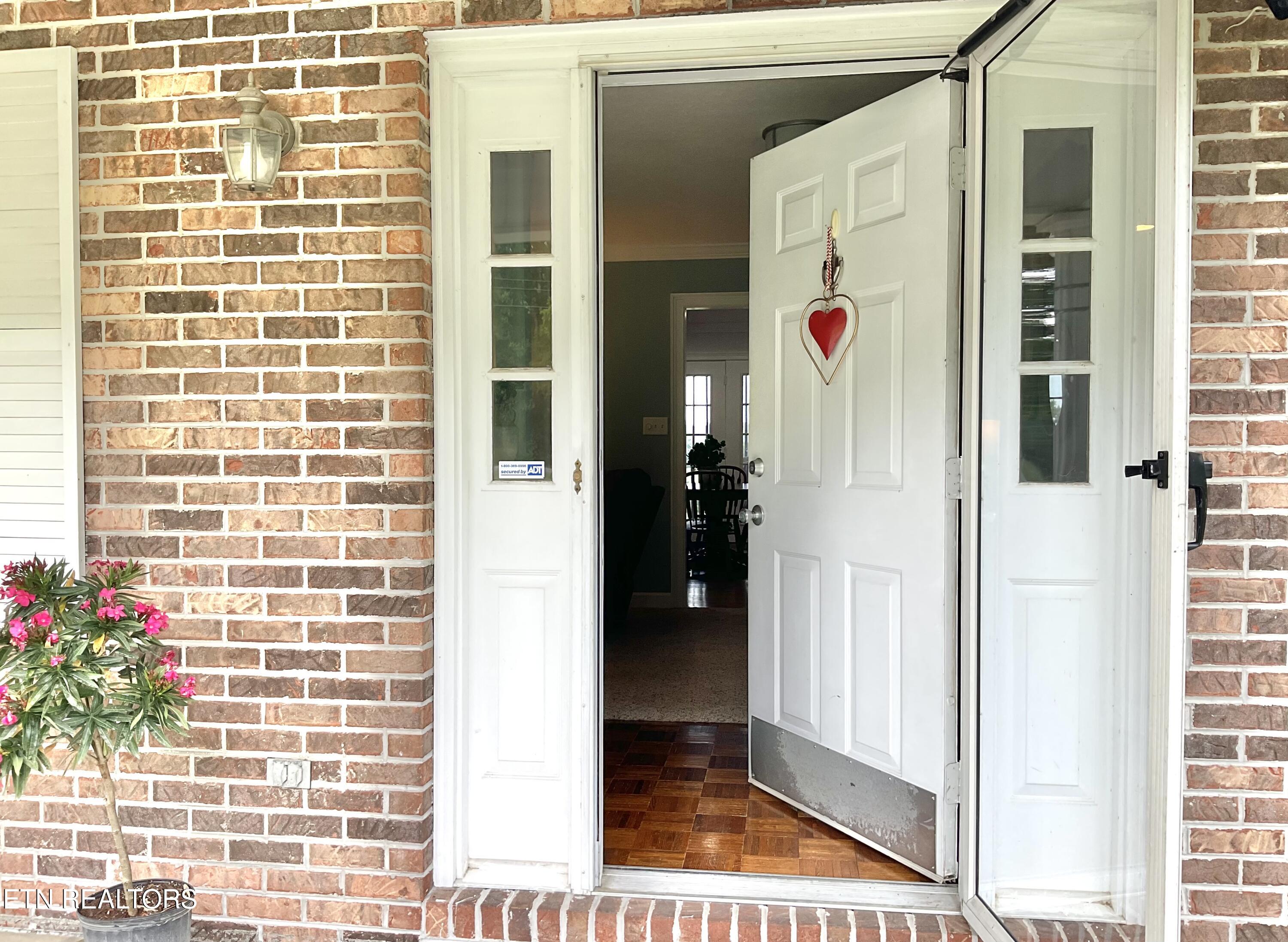 210 Lone Ridge Lane Clinton, TN 37716 - Photo 4 of 47 Come on In!