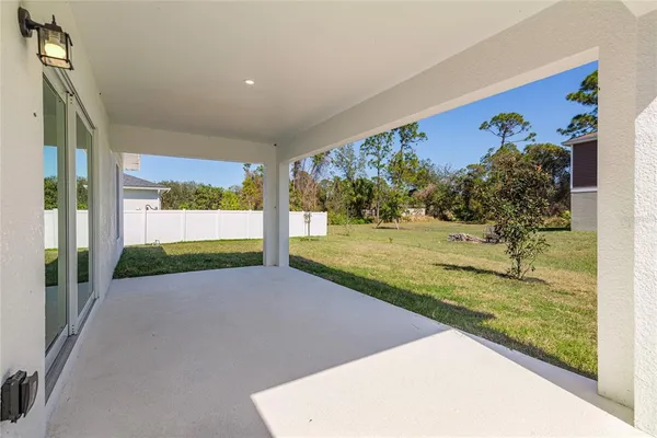 a view of a back yard