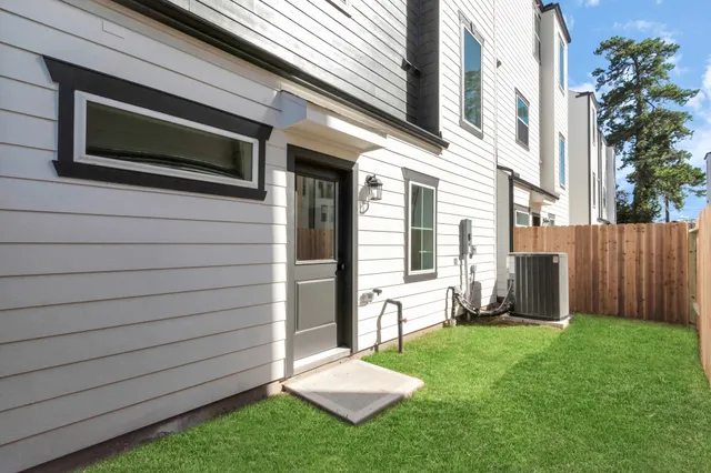 a view of a house with backyard