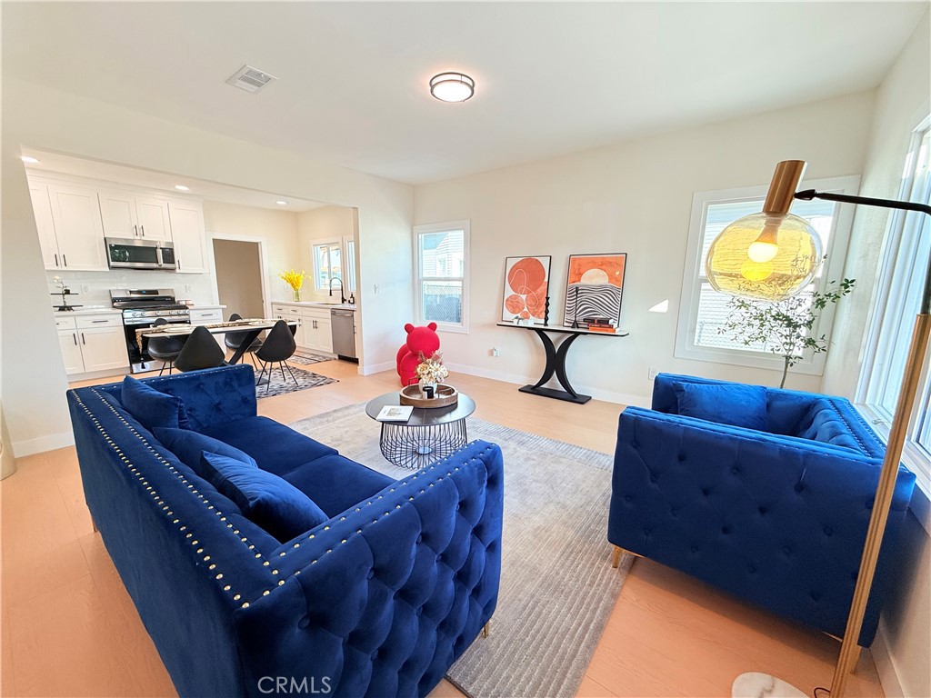 423 East Adams Street Santa Ana, CA 92707 - Photo 4 of 27 Living Room