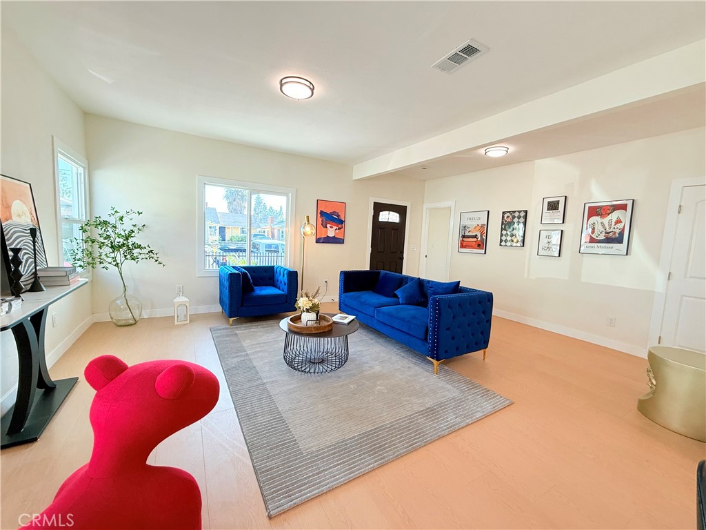 423 East Adams Street Santa Ana, CA 92707 - Photo 7 of 27 Living Room