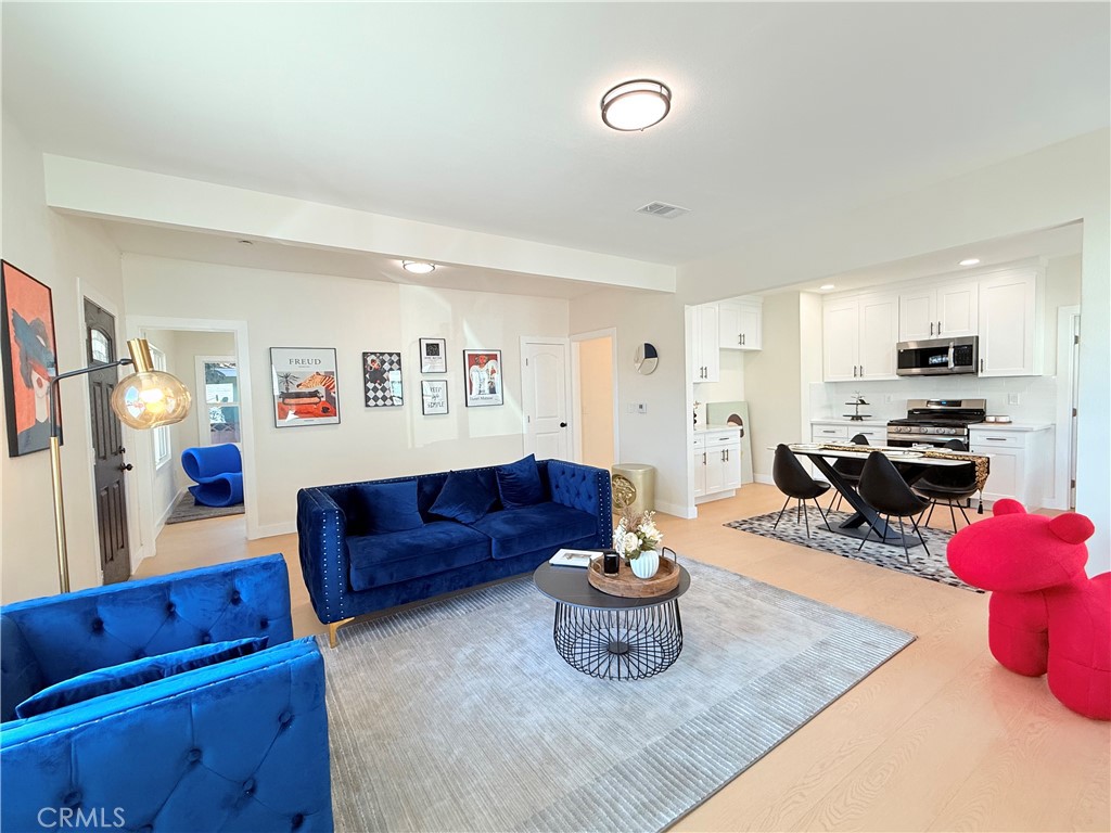 423 East Adams Street Santa Ana, CA 92707 - Photo 8 of 27 Living Room