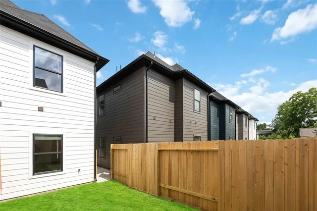 a view of a house with backyard