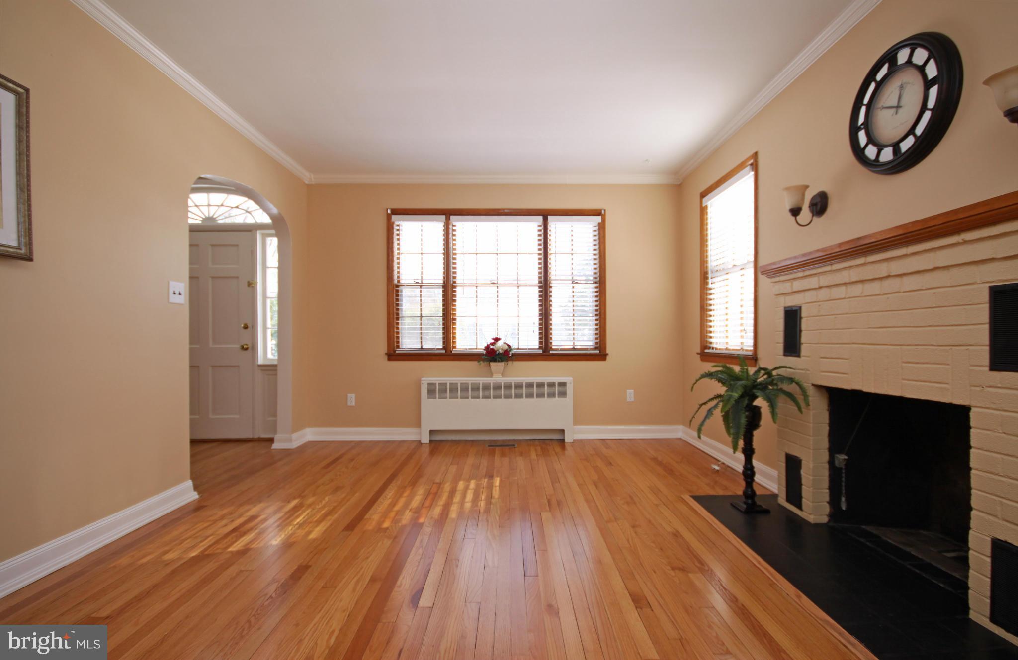 8444 Alvin Road Pasadena, MD 21122 - Photo 2 of 29 Living Room