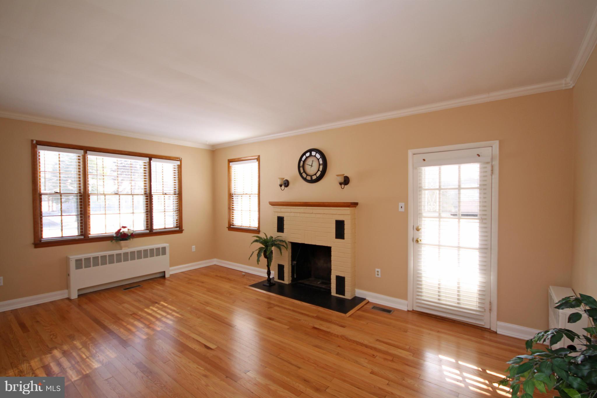 8444 Alvin Road Pasadena, MD 21122 - Photo 22 of 29 Living Room