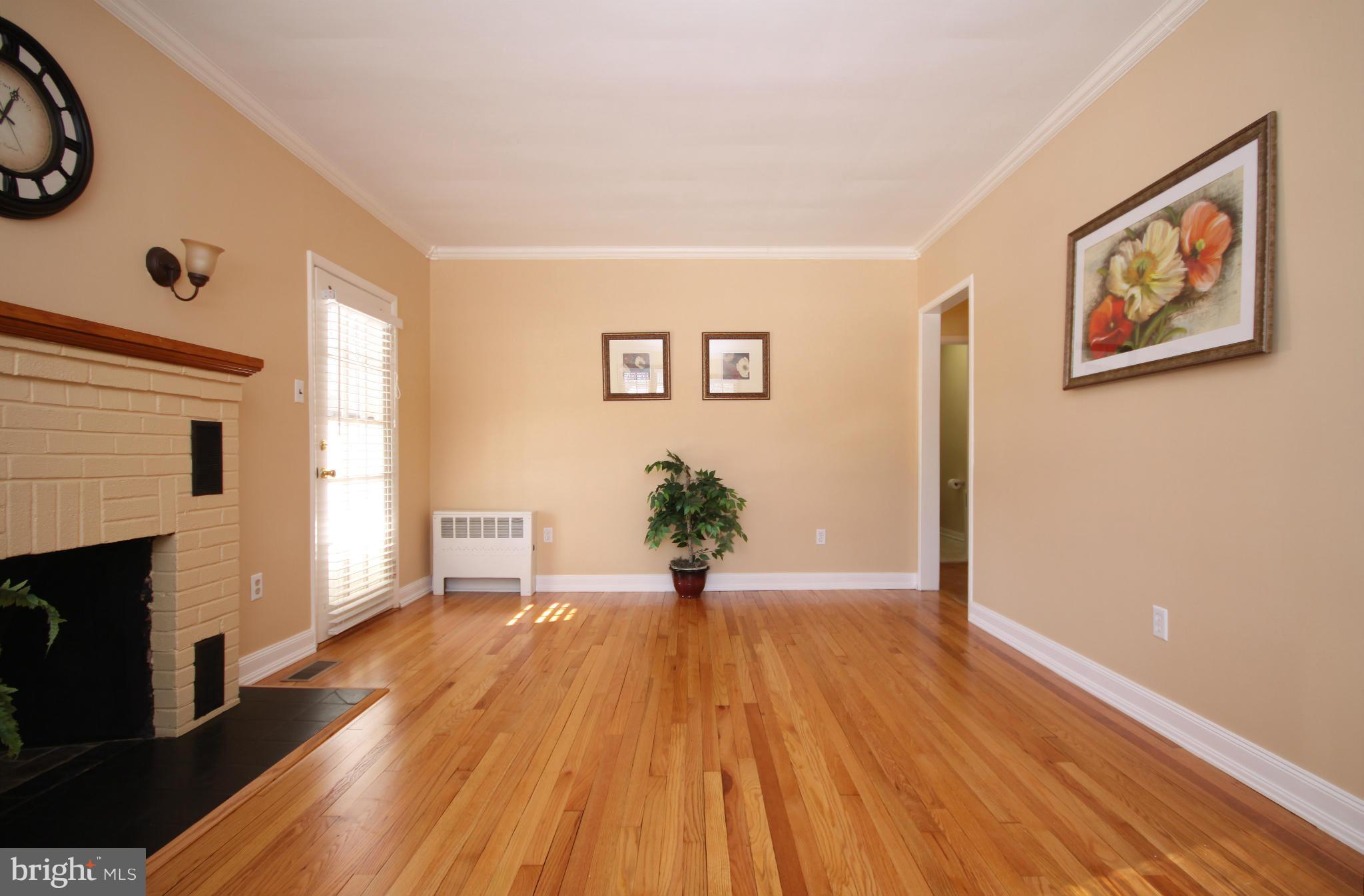 8444 Alvin Road Pasadena, MD 21122 - Photo 23 of 29 Living Room