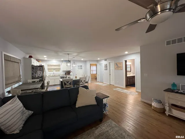 $525,000 | 895 Lake Shore Drive North, Goreville, IL 62939