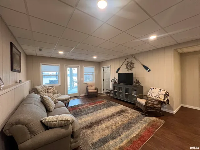 $525,000 | 895 Lake Shore Drive North, Goreville, IL 62939