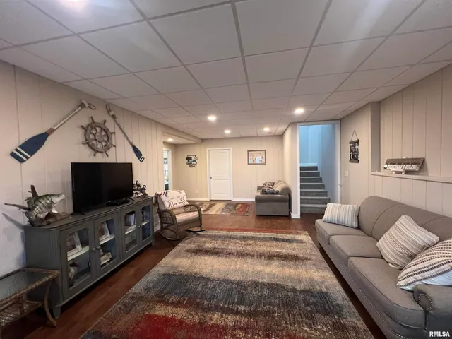 $525,000 | 895 Lake Shore Drive North, Goreville, IL 62939