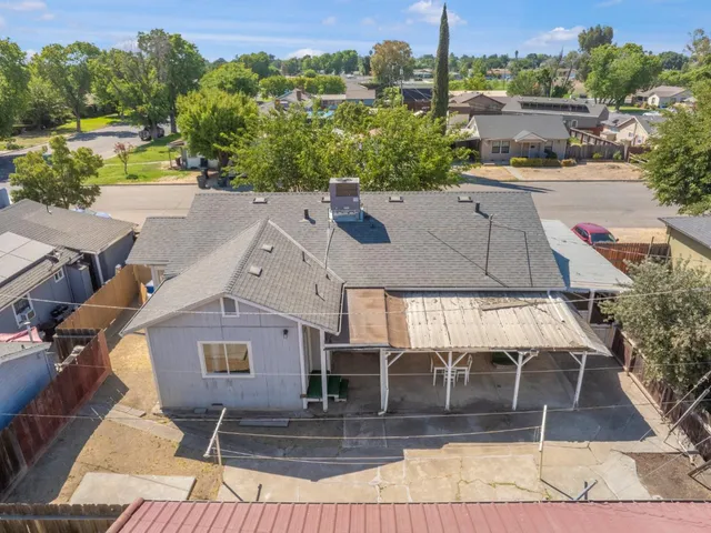 aerial view of a house with fountain