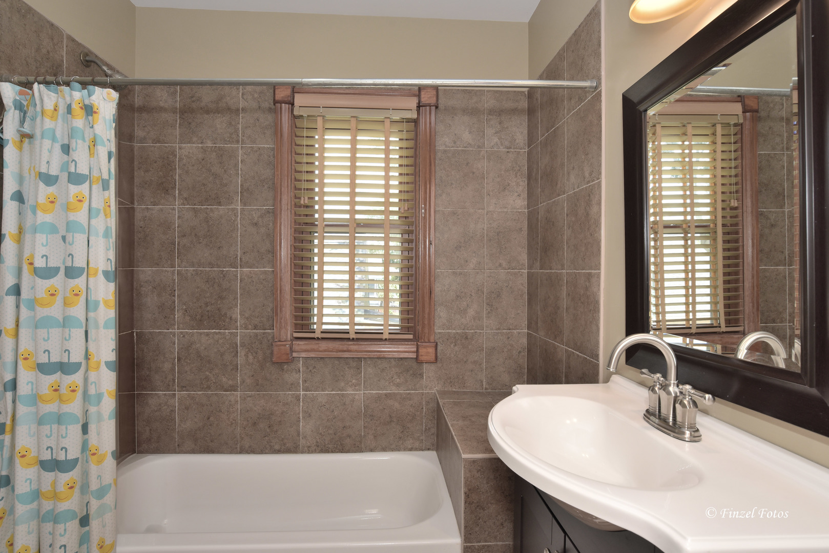 331 Griswold Street Elgin, IL 60123 - Photo 23 of 36 a bathroom with a sink and a bathtub