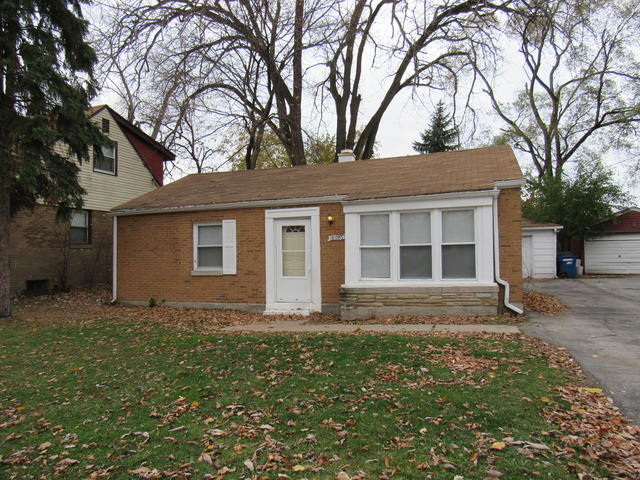 18626 Golfview Avenue Homewood, IL 60430 - Photo 1 of 2 a front view of a house with a garden