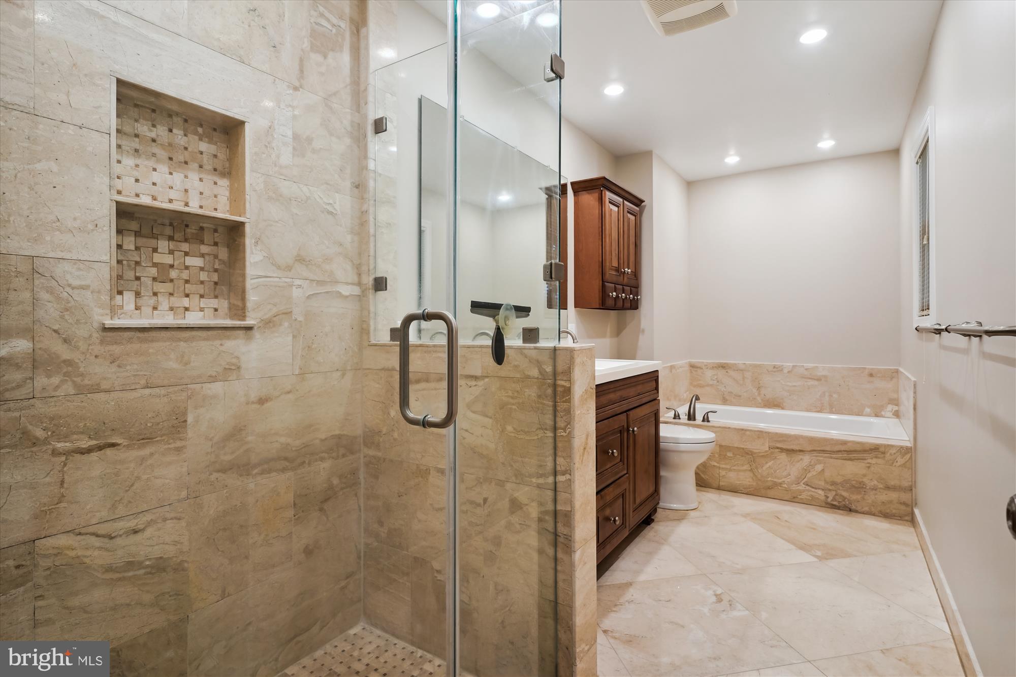 4782 Kelly Road Woodbridge, VA 22193 - Photo 24 of 43 Primary Bath