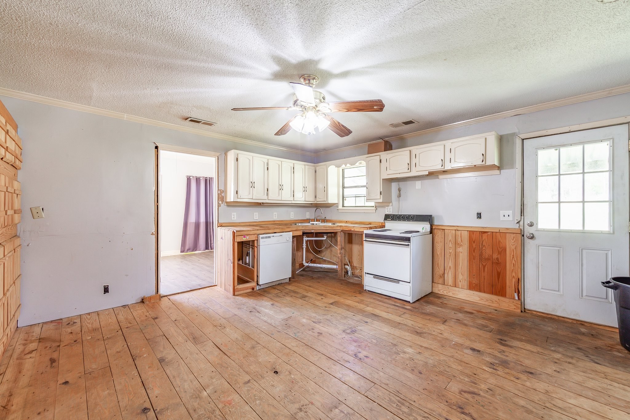 3249 Beech Bluff Road Jackson, TN 38301 - Photo 20 of 29 a large kitchen with stainless steel appliances granite countertop a stove and a refrigerator