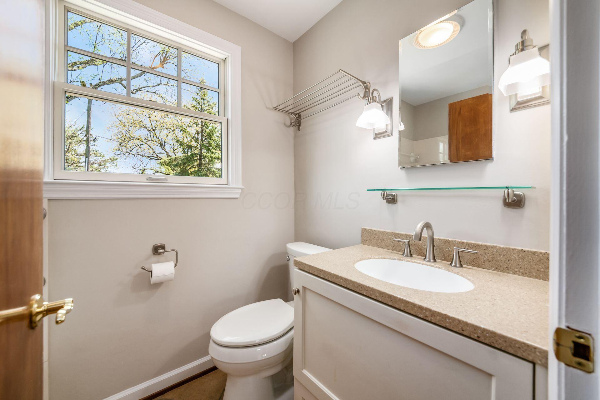 2014 Edgemont Road North Upper Arlington, OH 43212 - Photo 27 of 55 Full Bathroom - Second Floor