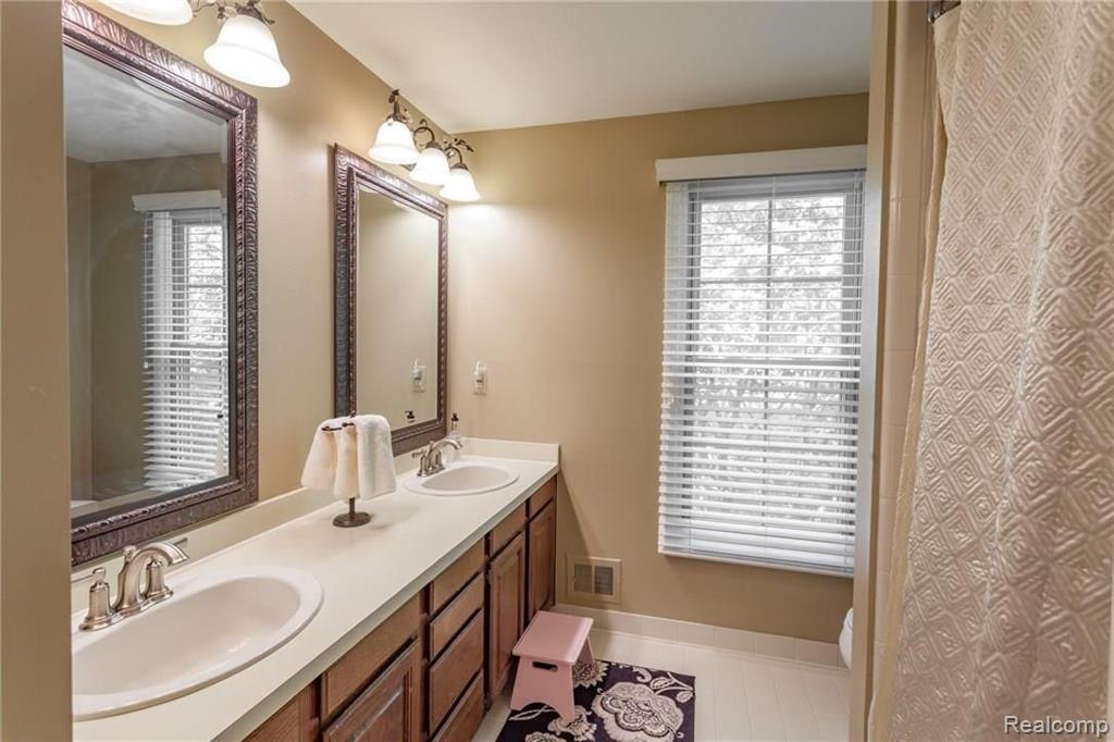 338 Lake Forest Road Rochester Hills, MI 48309 - Photo 27 of 28