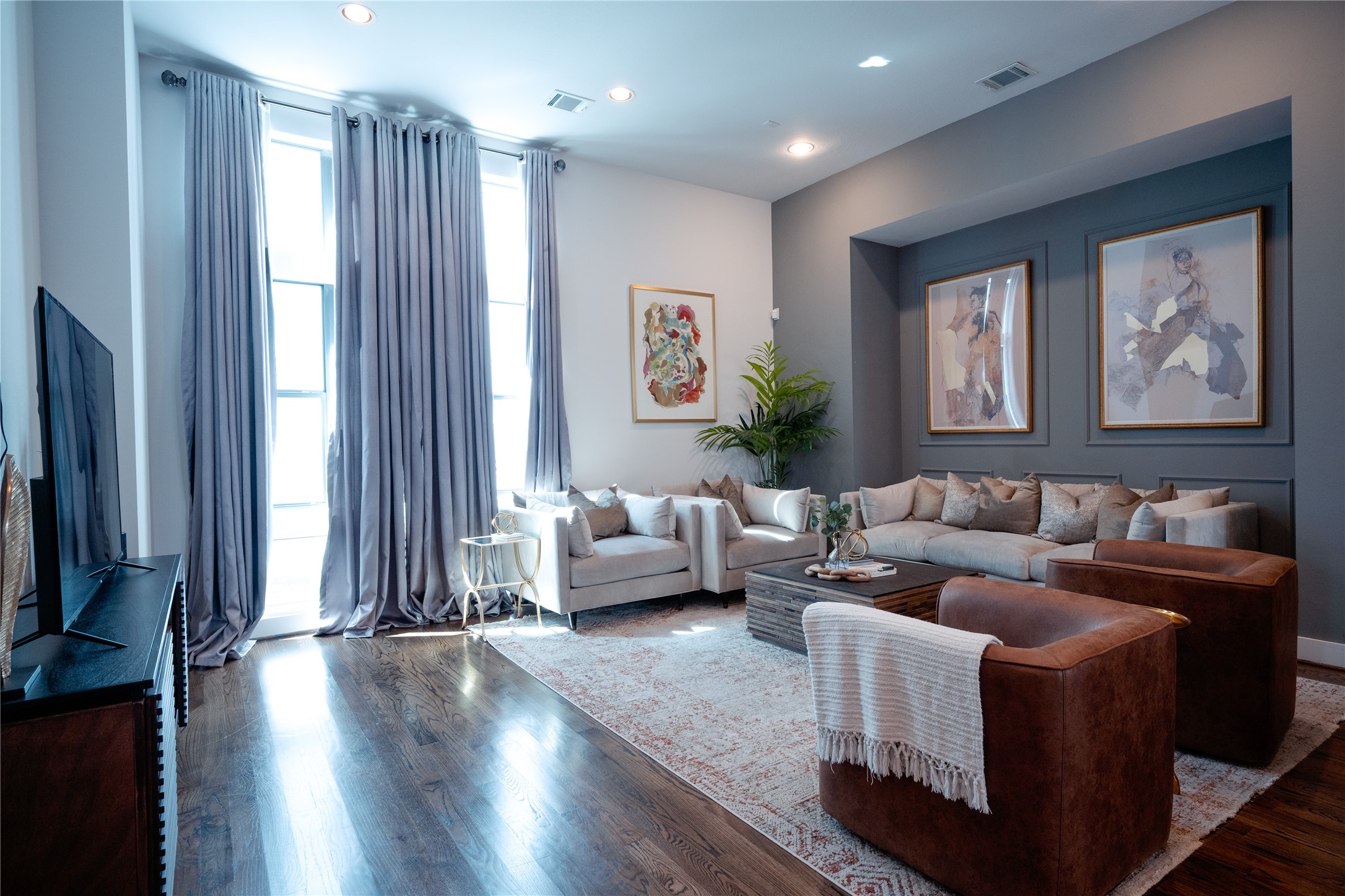 2826 Clay Street Houston, TX 77003 - Photo 21 of 22 a living room with furniture and a flat screen tv