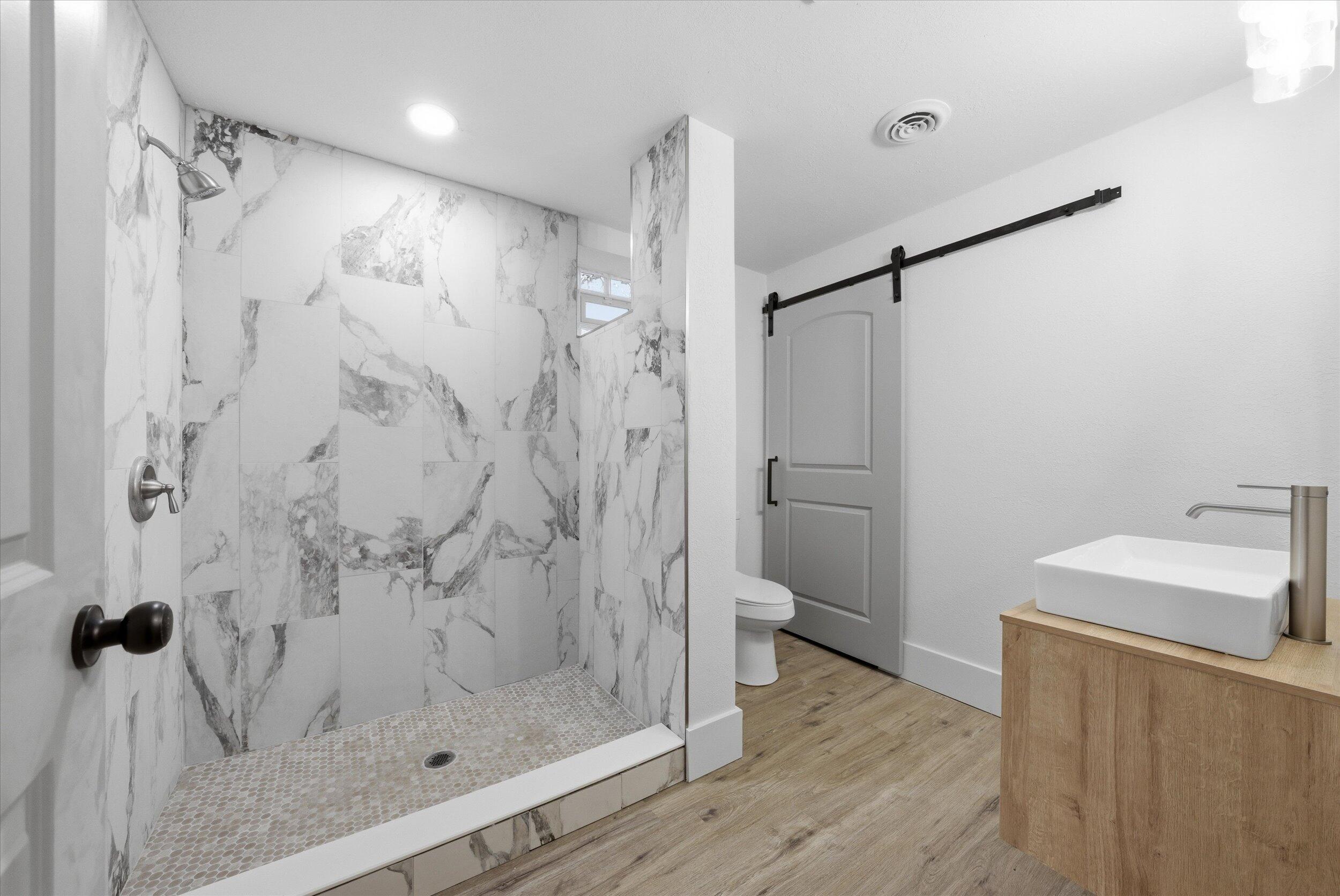 1850 North Warren Avenue Milwaukee, WI 53202 - Photo 11 of 37 Front House - Full Bath
