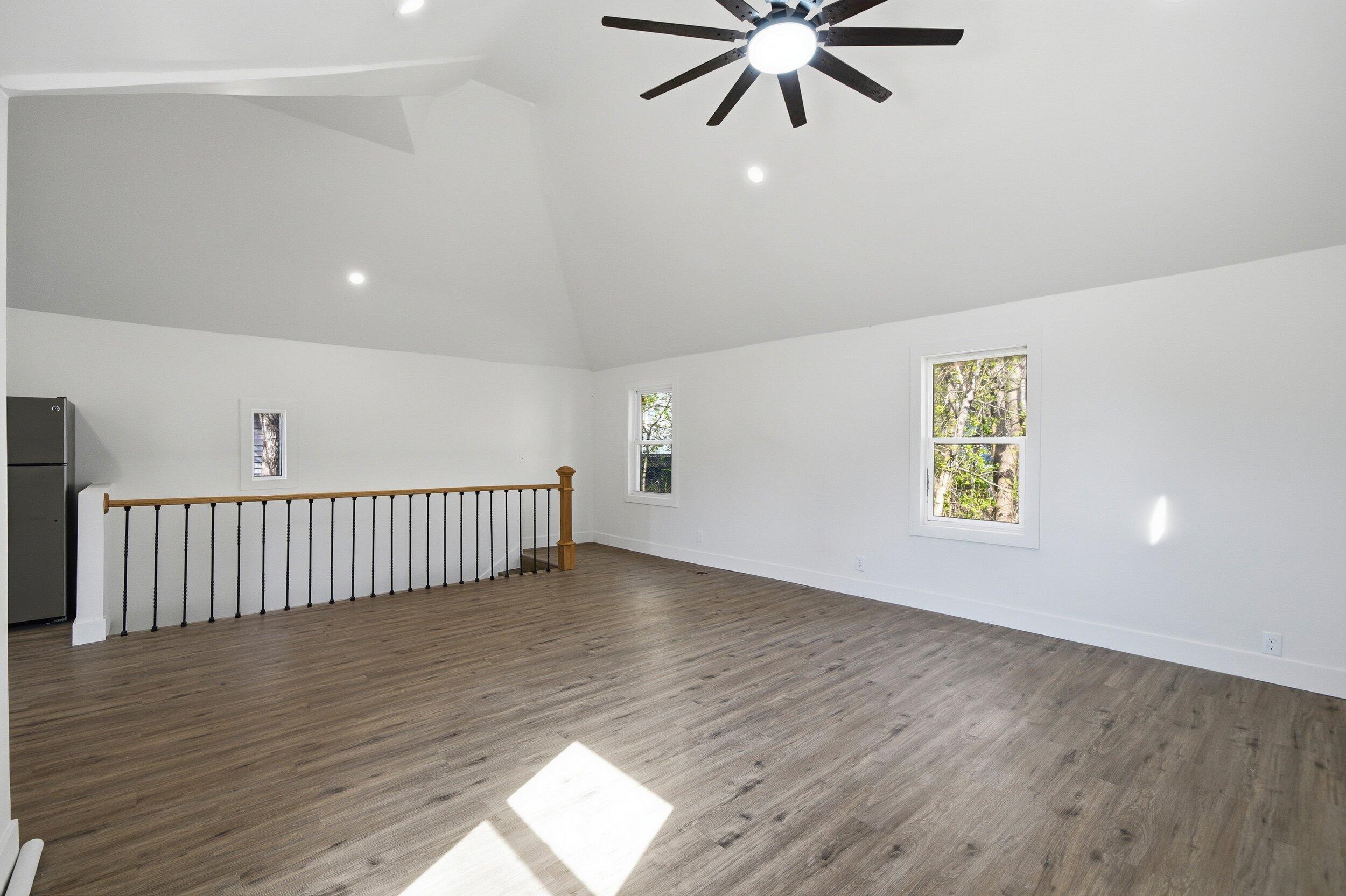 1850 North Warren Avenue Milwaukee, WI 53202 - Photo 21 of 37 Back House Living Room