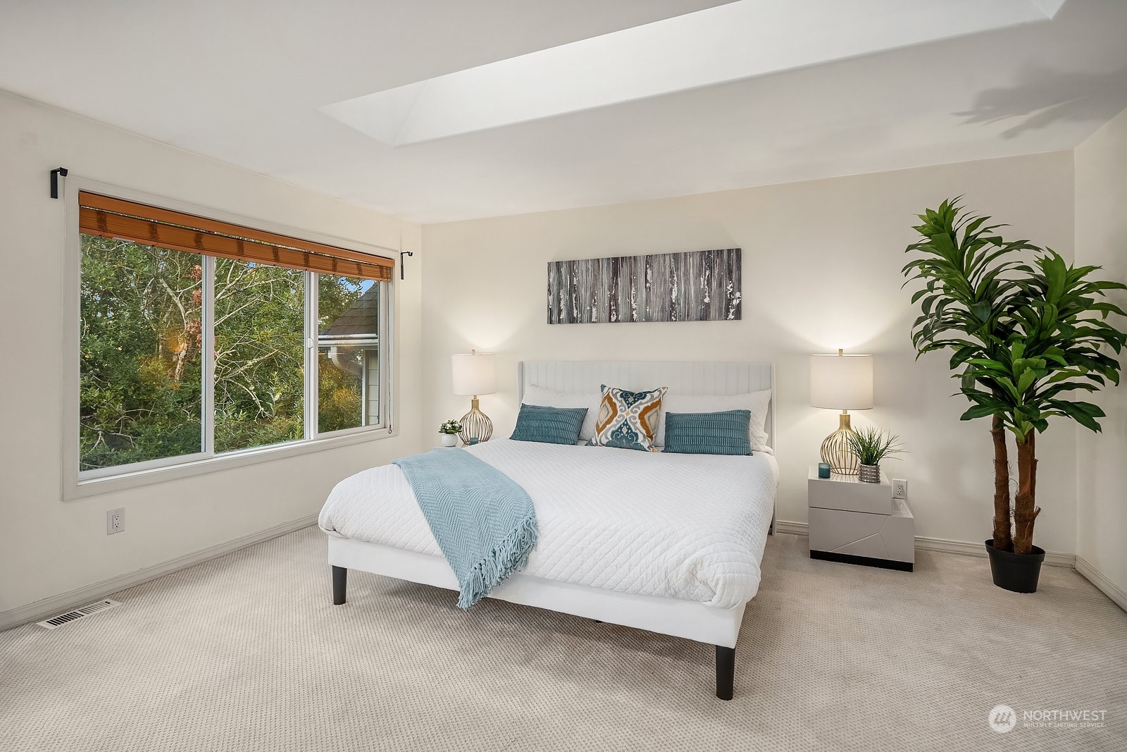 7323 Old Redmond Road, Unit 16 Redmond, WA 98052 - Photo 13 of 26 a spacious bedroom with a bed and a couch