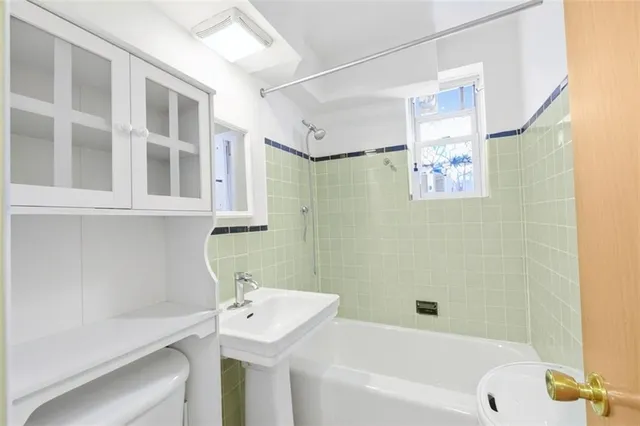 $279,000 | 367 Avenue South, Unit 2E | Kings Club District