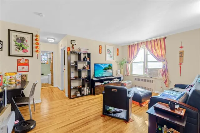 $279,000 | 367 Avenue South, Unit 2E | Kings Club District