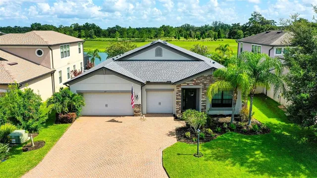 a view of a house with backyard and garden