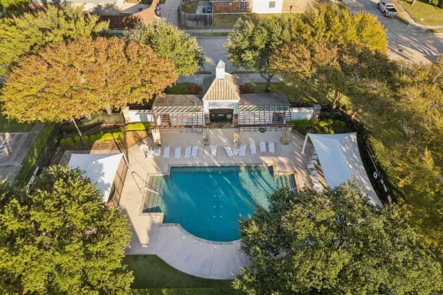 a view of a yard in front of house