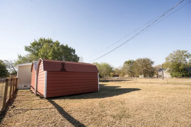 a view of a backyard