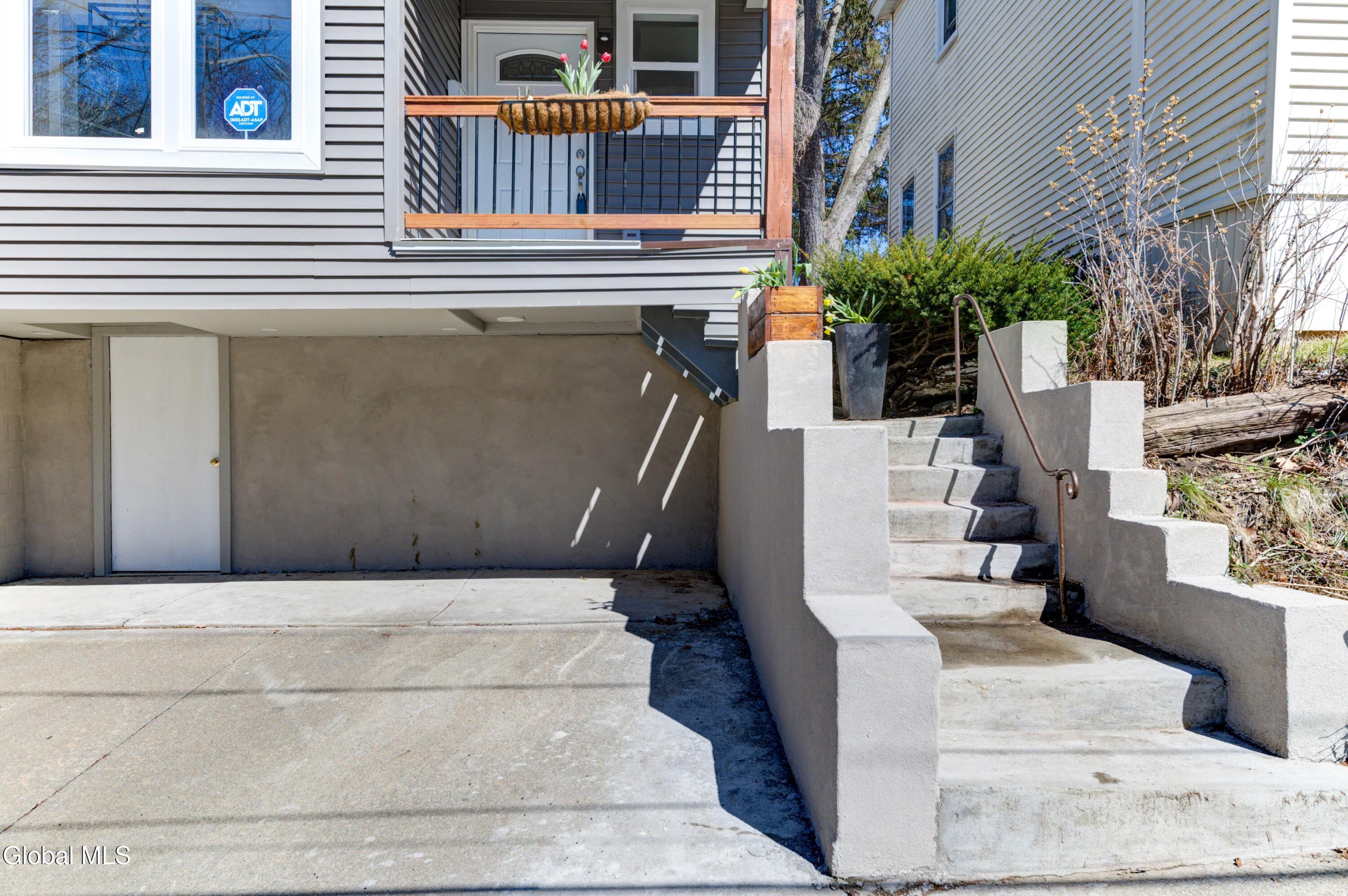 8 Sheldon Street Schenectady, NY 12308 - Photo 7 of 37 8 Sheldon-57