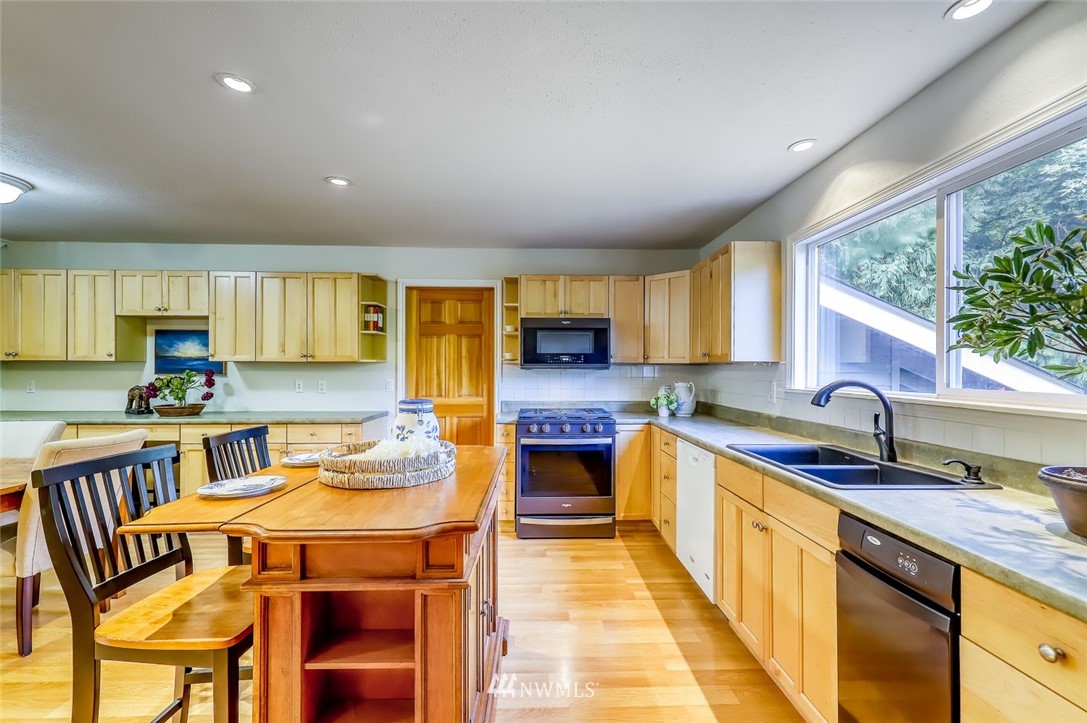 5790 Northeast Foster Road Bainbridge Island, WA 98110 - Photo 13 of 40