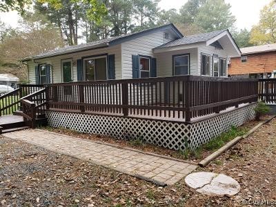 197 Hampton Road Dunnsville, VA 22454 - Photo 4 of 20 Deck from front door to side door
