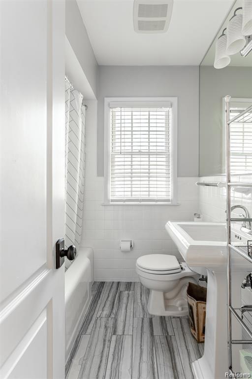 566 Lahser Road Bloomfield Hills, MI 48301 - Photo 25 of 29 FIRST FLR BATHROOM