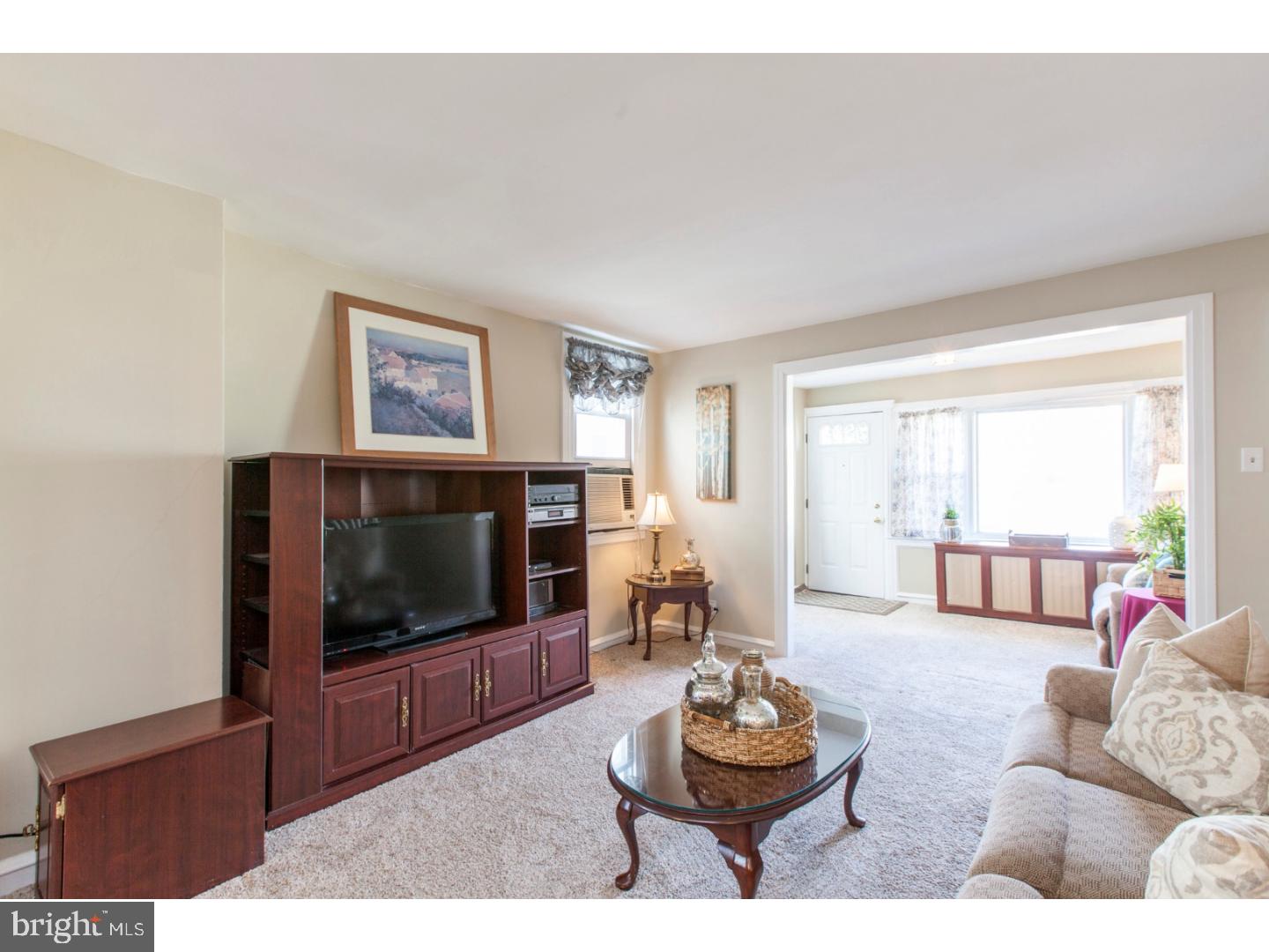 141 Westdale Road Upper Darby, PA 19082 - Photo 7 of 20 Living Room
