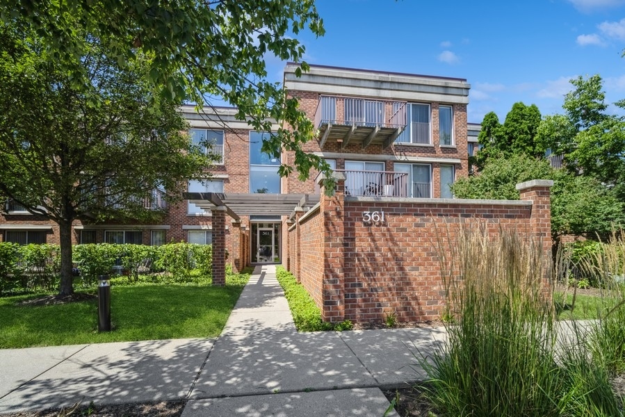 361 Kelburn Road, Unit 212 Deerfield, IL 60015 - Photo 1 of 11 Gallery Image 1