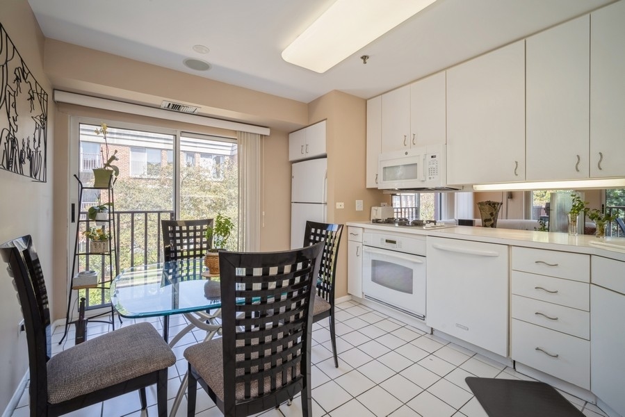 361 Kelburn Road, Unit 212 Deerfield, IL 60015 - Photo 2 of 11 Gallery Image 2