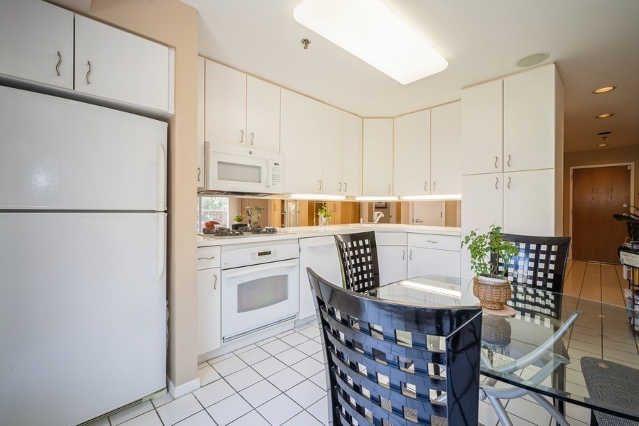361 Kelburn Road, Unit 212 Deerfield, IL 60015 - Photo 3 of 11 Gallery Image 3