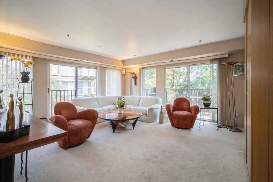 361 Kelburn Road, Unit 212 Deerfield, IL 60015 - Photo 4 of 11 Gallery Image 4