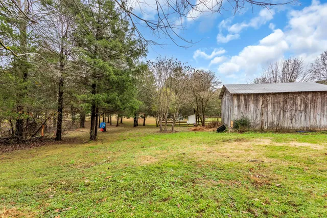 a view of a yard with a house