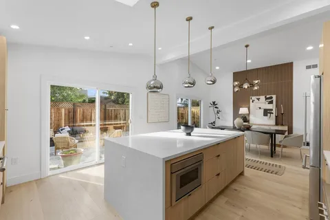 a large kitchen with kitchen island a large island in it