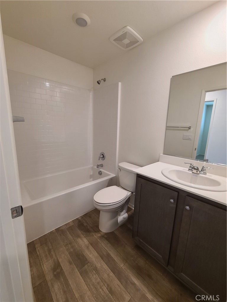 30540 Altima Court Winchester, CA 92596 - Photo 13 of 21 a bathroom with a toilet a sink and a bathtub