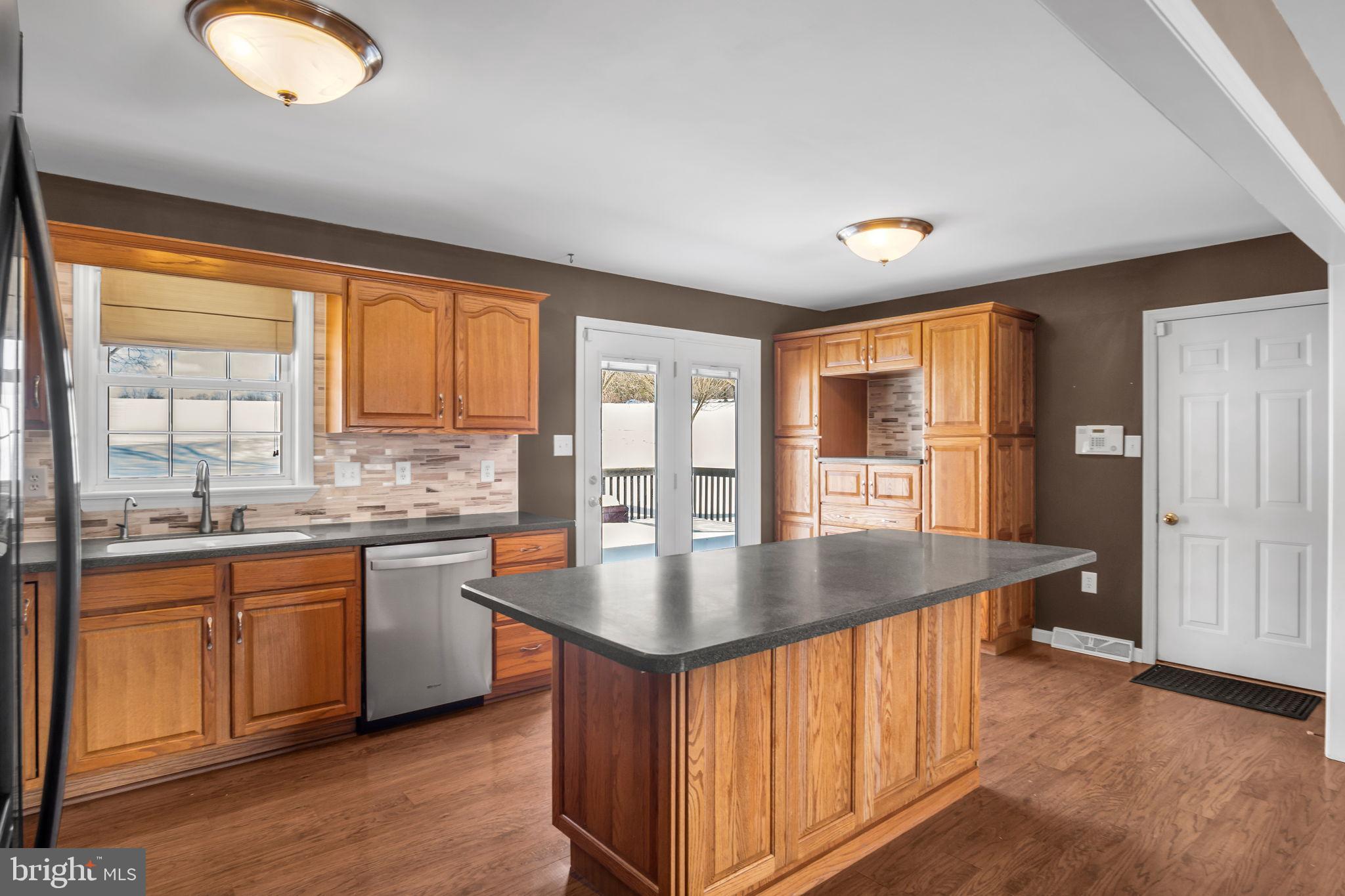 169 Covered Bridge Road Elizabethtown, PA 17022 - Photo 5 of 33 Inviting kitchen with warm wood accents.