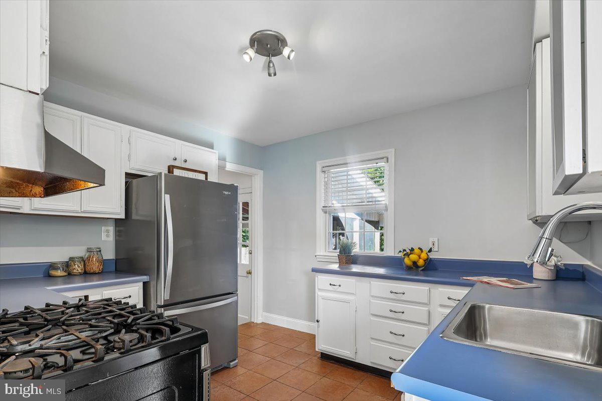 1501 Crest Road Silver Spring, MD 20902 - Photo 13 of 50 Kitchen with Stainless Appliances