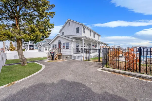 $825,000 | 794 Pecan Street, Lindenhurst, NY 11757