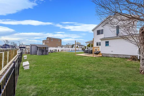 $825,000 | 794 Pecan Street, Lindenhurst, NY 11757